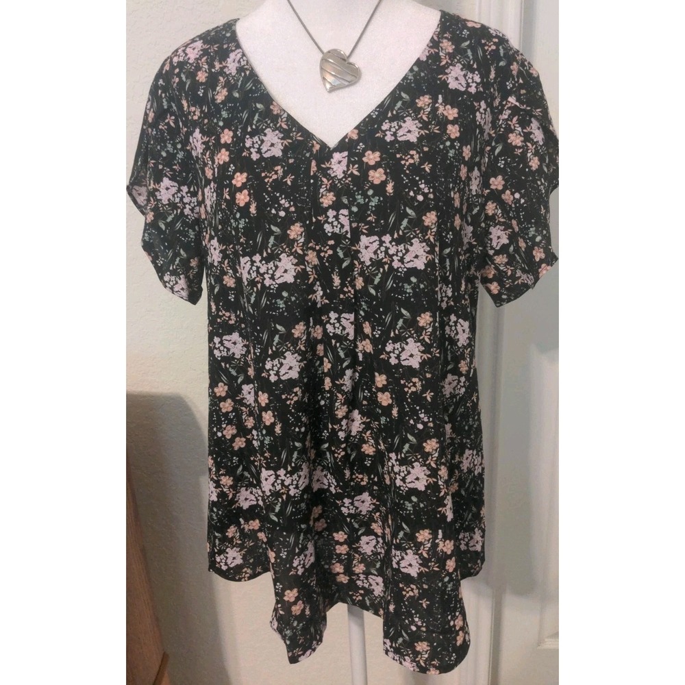 Gaharu Women's Black Floral Short Sleeve Shirt. Size M NWT
